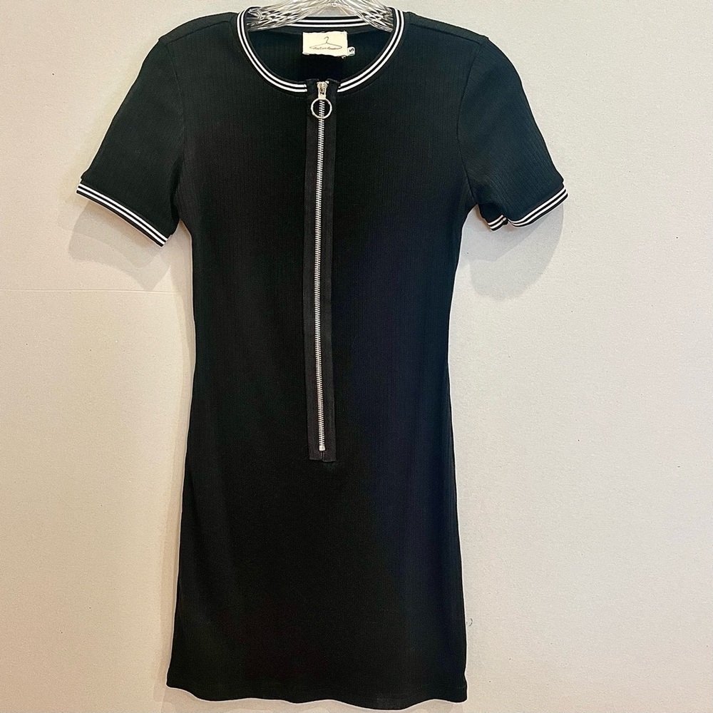 NEW LF Ribbed Black mini dress from with zipper and sleeve details